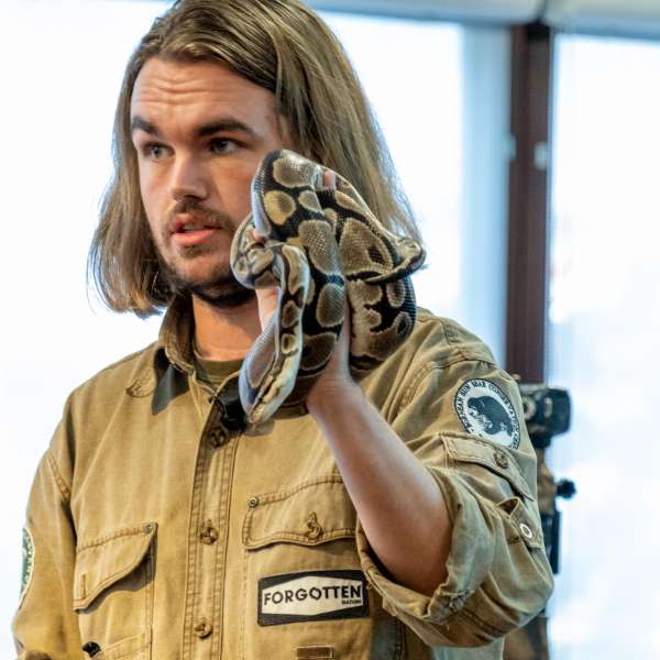 Mikkel Sortemos med slange på Flensborg Bibliotek