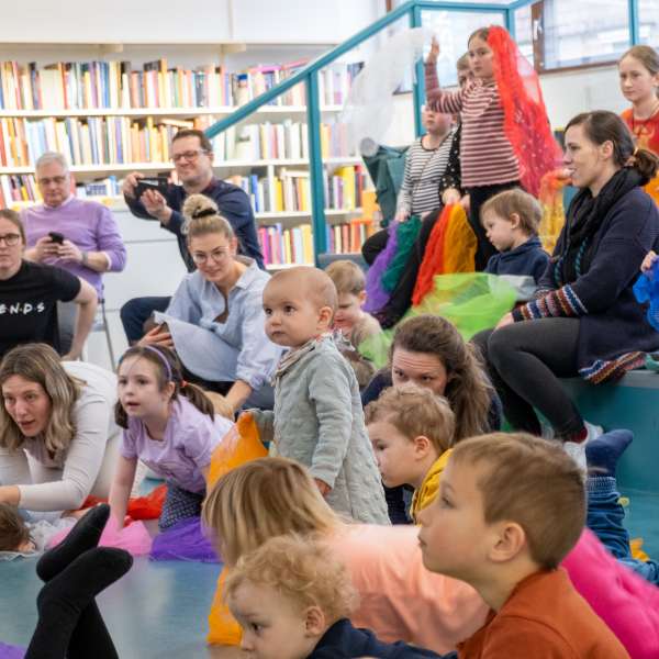 Børnefamilier til Påskefest på Flensborg Bibliotek i 2023