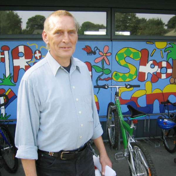 Jörgen Jensen Hahn foran Risum Skole / Risem Schölj