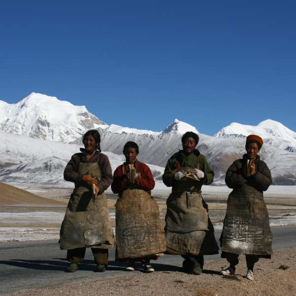 Lokale under et stop på rejsen med Tibetekspressen