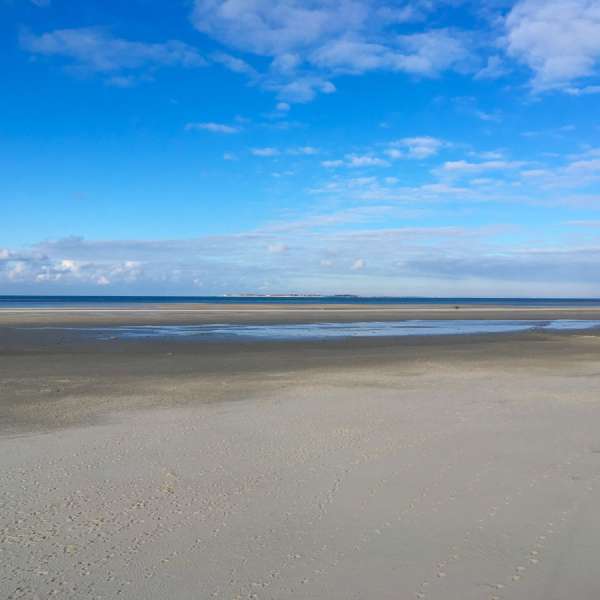 Stranden på Amrum med sydspidsen af øen Sild i baggrunden