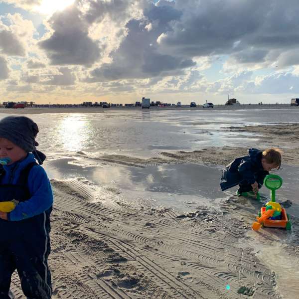 Børn leger i Tysklands største sandkasse - stranden i St. Peter-Ording